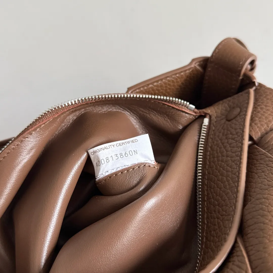 Batch 2220 BOTTEGA VENETA Bottega Veneta's 2025 new product Diago large crossbody bag is the latest shipment🎉🎉The combination of pragmatism and Diago craftsmanship, high-quality leather with natural texture, soft and thick touch, different gloss refracted under different lights, flat shape and dry It’s clean and tidy, it doesn’t have a big logo, but it exudes calmness and elegance from any angle. The interior capacity is enough, and two power banks can be easily accommodated. There is also a small zippered pocket, which is especially suitable for easy-to-lose items such as access cards. It is a bag that is both beautiful and practical👜 Style number: 815796 Size: 32*21.5*5cm Color: hazelnut brown